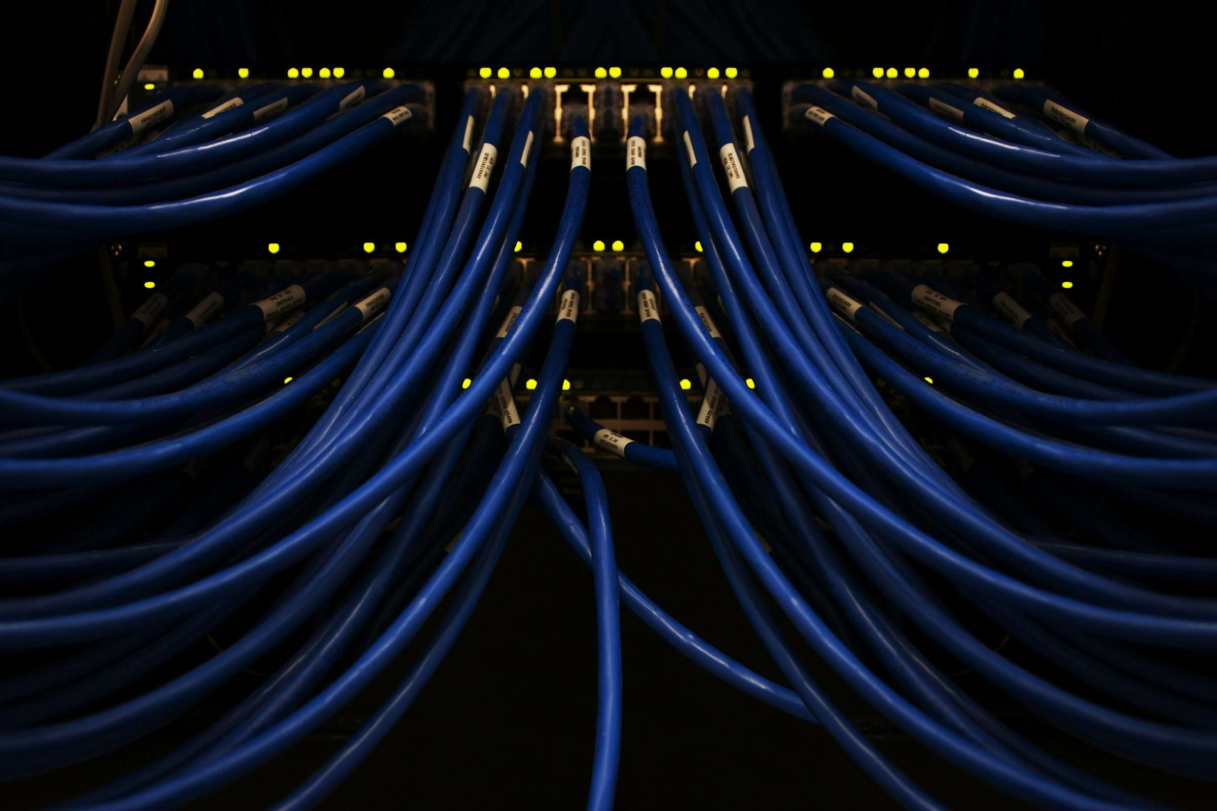 Cables y luces de un centro de datos.